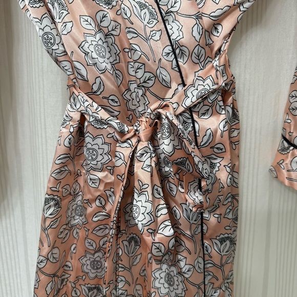 Excellent Condition🔥 Linea Donnatella Satin Wrap - Picture 3 of 6